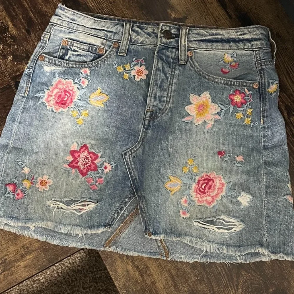 Floral Embroidered Denim Mini Skirt with Button Front Fly Size 0 American Eagle